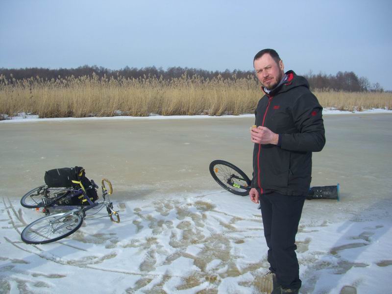 Алексей Клименков на вынужденной остановке возле полыньи. <a href='http://koenigbicycle.ru/js/ymapload/mapload.htm?maps/v2106tr.kml&55.2422616666667&21.2994256666667&17&hybrid'><img src='/images/Yandex_Maps_logo_25px.gif'></a> <a href='https://www.google.com/maps?z=15&t=h&q=55.2422616666667,21.2994256666667' target='_blank'><img src='/images/25px-Google_Maps_icon.jpg'></a>