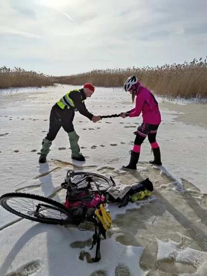 Выкручиваем мокрую одежду <a href='http://koenigbicycle.ru/js/ymapload/mapload.htm?maps/v2106tr.kml&55.2422558571083&21.29939&17&hybrid'><img src='/images/Yandex_Maps_logo_25px.gif'></a> <a href='https://www.google.com/maps?z=15&t=h&q=55.2422558571083,21.29939' target='_blank'><img src='/images/25px-Google_Maps_icon.jpg'></a>