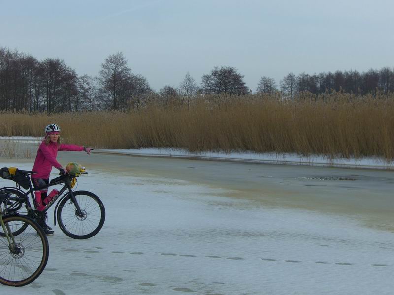 Ольга Соболева показывает место провала. <a href='http://koenigbicycle.ru/js/ymapload/mapload.htm?maps/v2106tr.kml&55.24224&21.298066&17&hybrid'><img src='/images/Yandex_Maps_logo_25px.gif'></a> <a href='https://www.google.com/maps?z=15&t=h&q=55.24224,21.298066' target='_blank'><img src='/images/25px-Google_Maps_icon.jpg'></a>