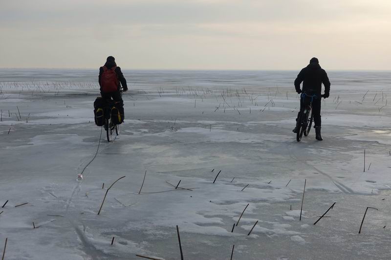 Едем по заливу к безымянному острову <a href='http://koenigbicycle.ru/js/ymapload/mapload.htm?maps/v2106tr.kml&55.239036&21.28463375&17&hybrid'><img src='/images/Yandex_Maps_logo_25px.gif'></a> <a href='https://www.google.com/maps?z=15&t=h&q=55.239036,21.28463375' target='_blank'><img src='/images/25px-Google_Maps_icon.jpg'></a>