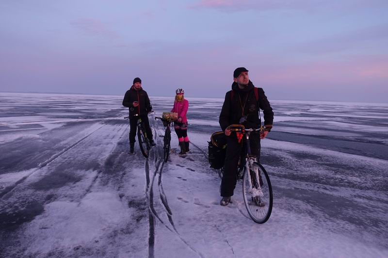 Участники тысячной поездки любуются закатом <a href='http://koenigbicycle.ru/js/ymapload/mapload.htm?maps/v2106tr.kml&55.239999&21.2076766666667&17&hybrid'><img src='/images/Yandex_Maps_logo_25px.gif'></a> <a href='https://www.google.com/maps?z=15&t=h&q=55.239999,21.2076766666667' target='_blank'><img src='/images/25px-Google_Maps_icon.jpg'></a>