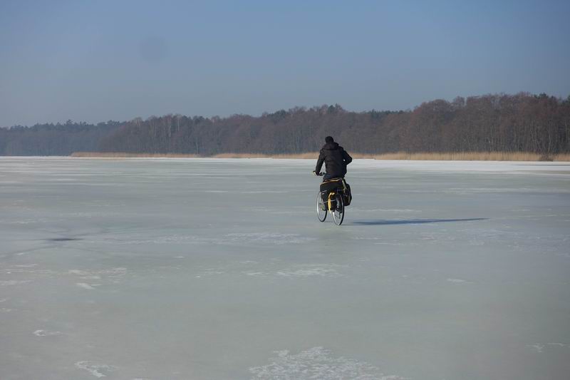 Дмитрий Пасека ведет группу по льду оз. Чайка <a href='http://koenigbicycle.ru/js/ymapload/mapload.htm?maps/v2106tr.kml&55.1522520184544&20.8353342022706&17&hybrid'><img src='/images/Yandex_Maps_logo_25px.gif'></a> <a href='https://www.google.com/maps?z=15&t=h&q=55.1522520184544,20.8353342022706' target='_blank'><img src='/images/25px-Google_Maps_icon.jpg'></a>