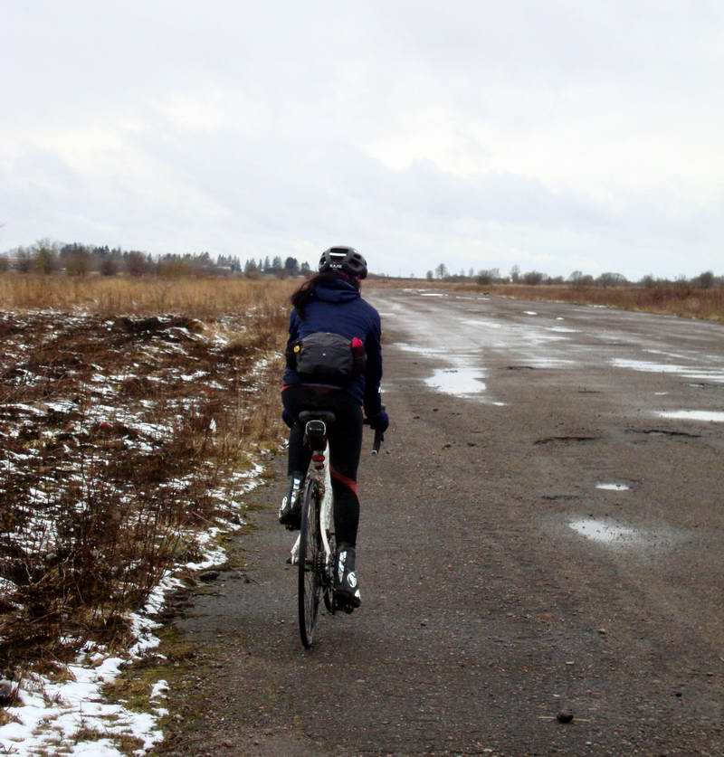 Евгения Ворончихина едет по взлётной полосе <a href='http://koenigbicycle.ru/js/ymapload/mapload.htm?maps/v2109tr.kml&54.8374461076355&21.12454179112292&17&hybrid'><img src='/images/Yandex_Maps_logo_25px.gif'></a> <a href='https://www.google.com/maps?z=15&t=h&q=54.8374461076355,21.12454179112292' target='_blank'><img src='/images/25px-Google_Maps_icon.jpg'></a>