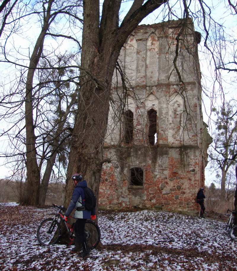 Осматриваем кирху в Славинске <a href='http://koenigbicycle.ru/js/ymapload/mapload.htm?maps/v2109tr.kml&54.75289057638798&21.08216378227129&17&hybrid'><img src='/images/Yandex_Maps_logo_25px.gif'></a> <a href='https://www.google.com/maps?z=15&t=h&q=54.75289057638798,21.08216378227129' target='_blank'><img src='/images/25px-Google_Maps_icon.jpg'></a>