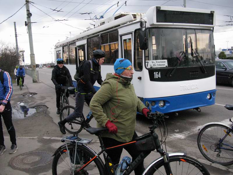 9:45. Группа 2 пересекает Московский проспект по пешеходному переходу <a href='http://koenigbicycle.ru/js/ymapload/mapload.htm?maps/v2110tr.kml&54.707201413&20.583196095&17&hybrid'><img src='/images/Yandex_Maps_logo_25px.gif'></a> <a href='https://www.google.com/maps?z=15&t=h&q=54.707201413,20.583196095' target='_blank'><img src='/images/25px-Google_Maps_icon.jpg'></a>