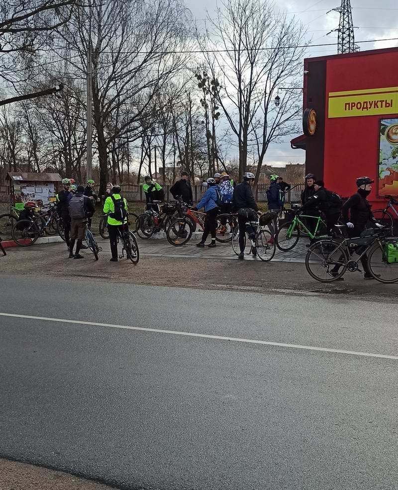 11:33. Часть велосипедистов остановилась в Озерках у магазина <a href='http://koenigbicycle.ru/js/ymapload/mapload.htm?maps/v2110tr.kml&54.630358333&20.892069444&17&hybrid'><img src='/images/Yandex_Maps_logo_25px.gif'></a> <a href='https://www.google.com/maps?z=15&t=h&q=54.630358333,20.892069444' target='_blank'><img src='/images/25px-Google_Maps_icon.jpg'></a>