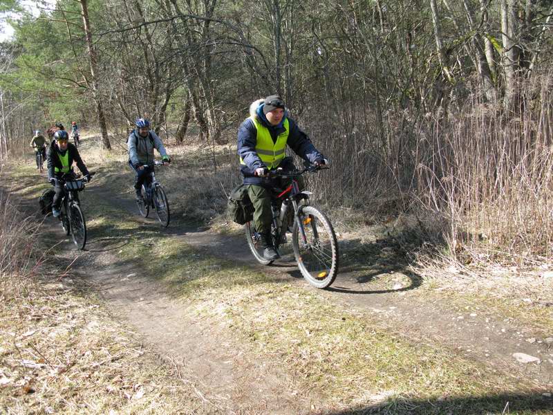 13:06. Замыкающая группа 2 проезжает через лес <a href='http://koenigbicycle.ru/js/ymapload/mapload.htm?maps/v2110tr.kml&54.62479455599999&21.061329167&17&hybrid'><img src='/images/Yandex_Maps_logo_25px.gif'></a> <a href='https://www.google.com/maps?z=15&t=h&q=54.62479455599999,21.061329167' target='_blank'><img src='/images/25px-Google_Maps_icon.jpg'></a>