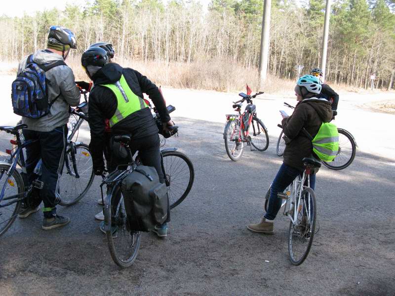 13:10. Замыкающая группа остановилась при выезде на асфальт <a href='http://koenigbicycle.ru/js/ymapload/mapload.htm?maps/v2110tr.kml&54.627098519&21.068063322&17&hybrid'><img src='/images/Yandex_Maps_logo_25px.gif'></a> <a href='https://www.google.com/maps?z=15&t=h&q=54.627098519,21.068063322' target='_blank'><img src='/images/25px-Google_Maps_icon.jpg'></a>