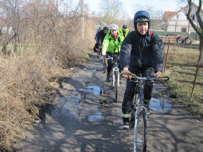 13:14. Тропами выезжаем из Гвардейска <a href='http://koenigbicycle.ru/js/ymapload/mapload.htm?maps/v2110tr.kml&54.6479718&21.06245&17&hybrid'><img src='/images/Yandex_Maps_logo_25px.gif'></a> <a href='https://www.google.com/maps?z=15&t=h&q=54.6479718,21.06245' target='_blank'><img src='/images/25px-Google_Maps_icon.jpg'></a>