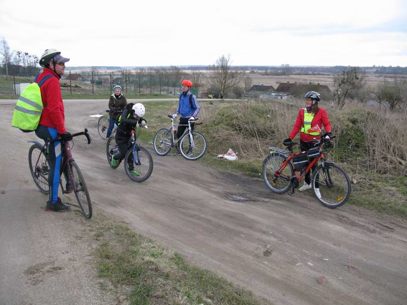 14:02. Черепашки ещё в Великолукском. На повороте к месту привала <a href='http://koenigbicycle.ru/js/ymapload/mapload.htm?maps/v2110tr.kml&54.642466759&20.993122125&17&hybrid'><img src='/images/Yandex_Maps_logo_25px.gif'></a> <a href='https://www.google.com/maps?z=15&t=h&q=54.642466759,20.993122125' target='_blank'><img src='/images/25px-Google_Maps_icon.jpg'></a>