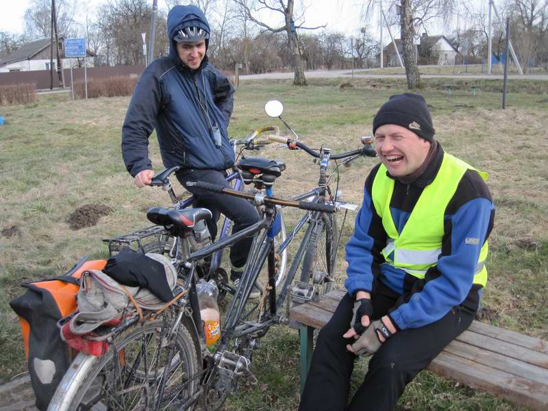 17:30. Дмитрий Пасека и Сергей Мезенов на остановке в Малиновке <a href='http://koenigbicycle.ru/js/ymapload/mapload.htm?maps/v2110tr.kml&54.70547155383606&20.90400622751246&17&hybrid'><img src='/images/Yandex_Maps_logo_25px.gif'></a> <a href='https://www.google.com/maps?z=15&t=h&q=54.70547155383606,20.90400622751246' target='_blank'><img src='/images/25px-Google_Maps_icon.jpg'></a>