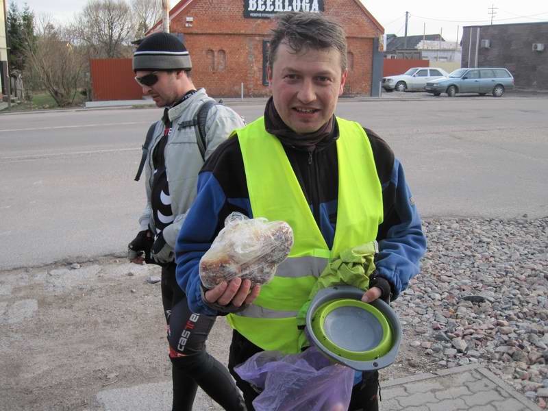 18:14. Остановка Низовье. Сергей Мезенов подкрепляется <a href='http://koenigbicycle.ru/js/ymapload/mapload.htm?maps/v2110tr.kml&54.70189733098049&20.73814679416953&17&hybrid'><img src='/images/Yandex_Maps_logo_25px.gif'></a> <a href='https://www.google.com/maps?z=15&t=h&q=54.70189733098049,20.73814679416953' target='_blank'><img src='/images/25px-Google_Maps_icon.jpg'></a>