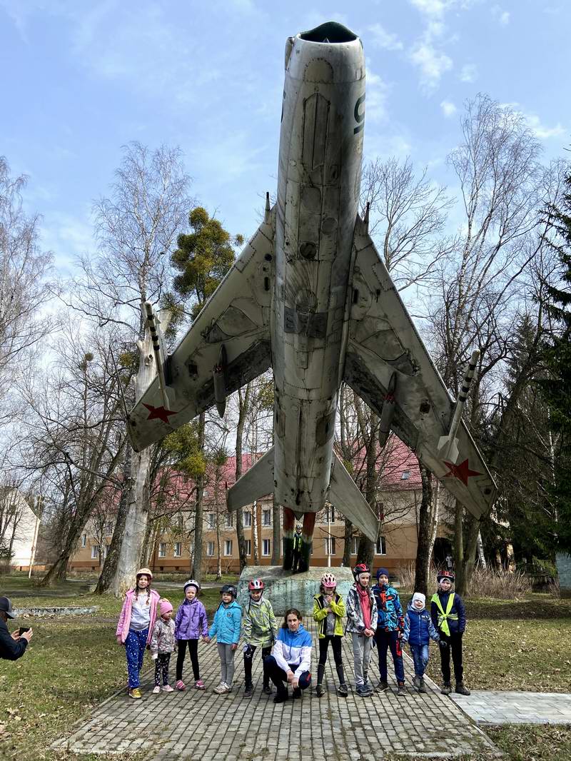 Общее детское фото с самолётом: Вероника,Ангелина, Илиана, Кристина, София, Максим, Дариана, Мария, Костя, Данил, Дима