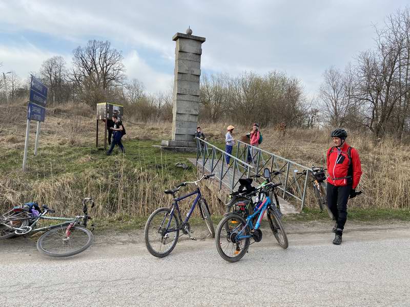 Остановка у памятника ПМВ в Полевом