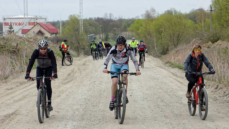 Подъём в горочку, впереди лидирующая группа.