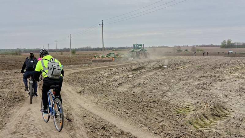 Перед самым носом поле распахали.