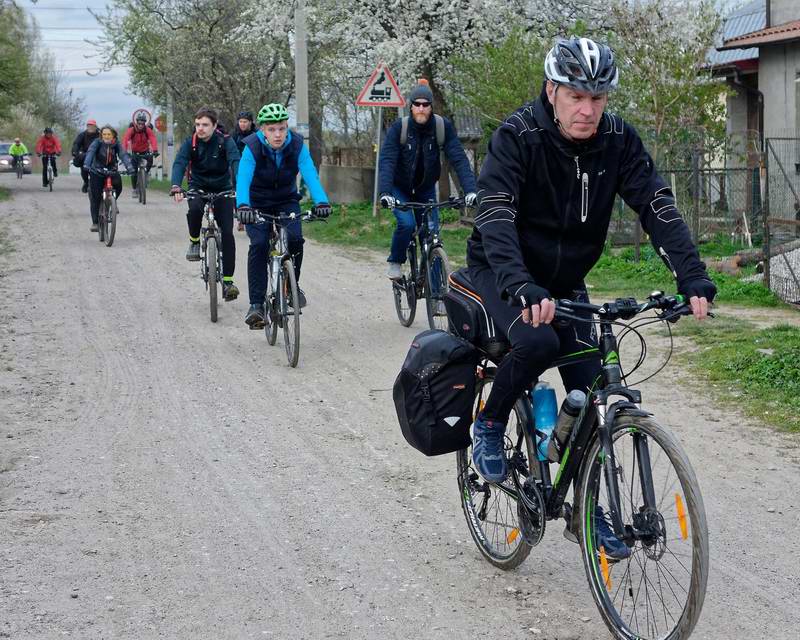 Пересекаем жд переезд и едем в сторону Котельниково по пгсной дороге.