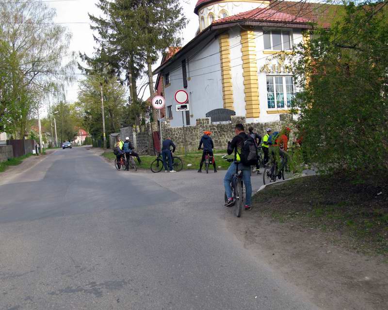 На Тенистой аллее сворачиваем направо, ждём отсающих.