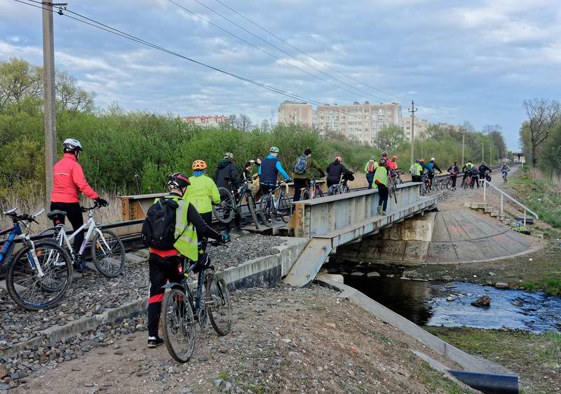 Движемся вдоль жд путей к Победке, пересекаем мостик.