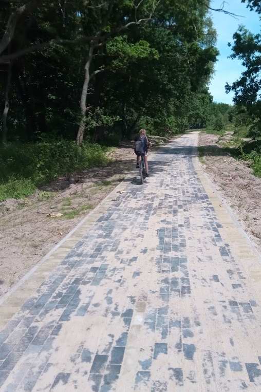 В некоторых местах ещё не успели убирать песок с велодорожки. Совсем недавно положили уложили плитку.