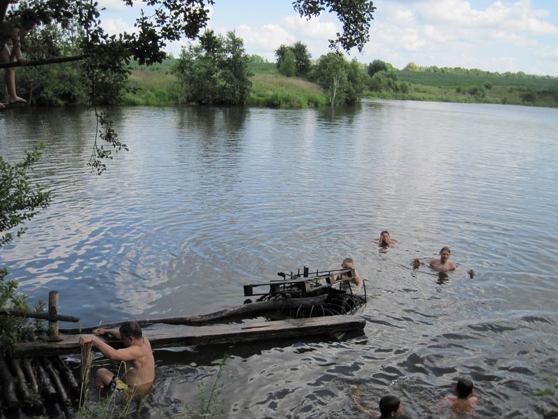 Купаемся в пруду вместе с местными пацанами