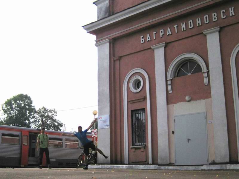 8:44. Старт на станции Багратионовск. На фото все участники велопробега: Дмитрий Пасека и Сергей Мезенов