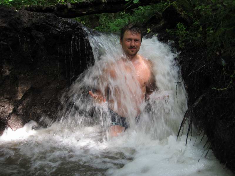 Сергей Мезенов в водопаде