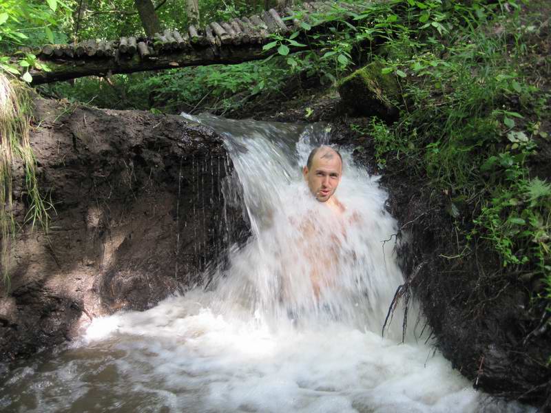 Дмитрий Пасека в водопаде