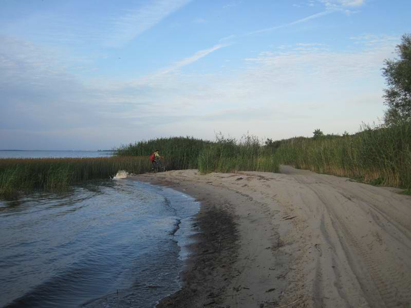 10:01. Пешеходный песчаный участок на берегу залива
