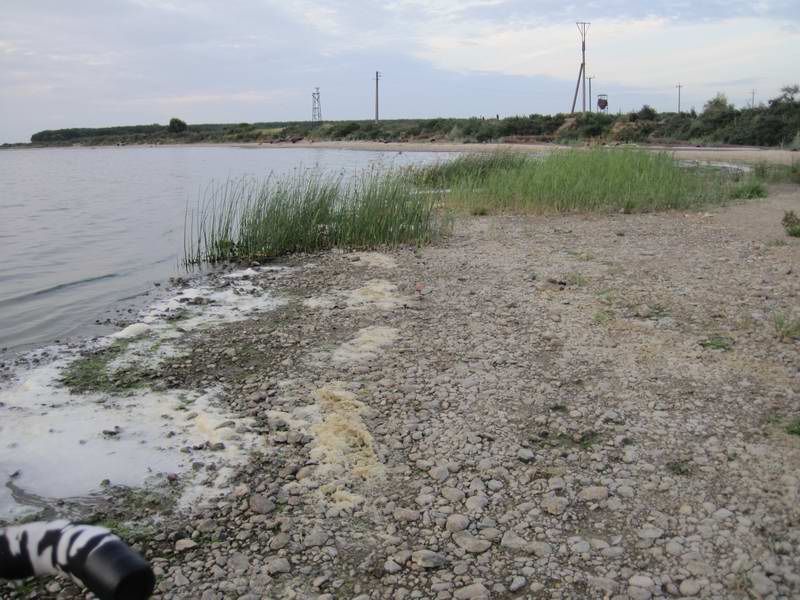 19:47. Грунтовка стала песчаной и мы попробовали ехать вдоль кромки воды. Получается с трудом и не везде.