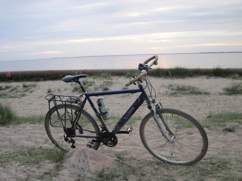 Велосипед Дмитрия Пасека на фоне залива