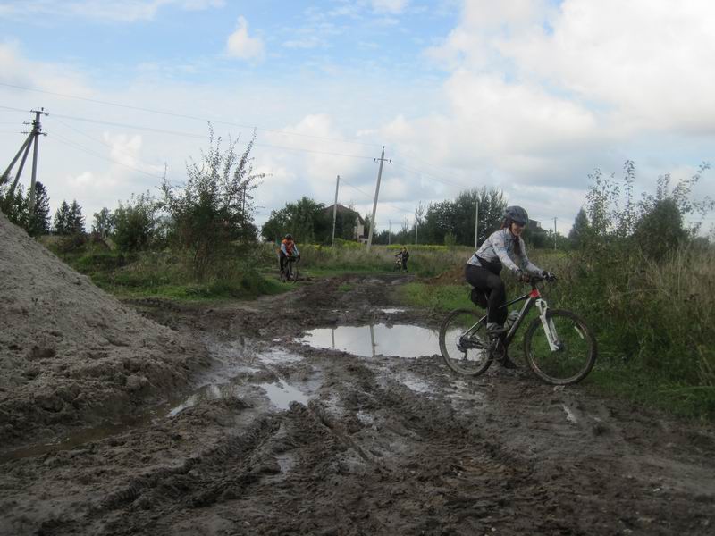 16:31. Немного грязи на выезде с полей