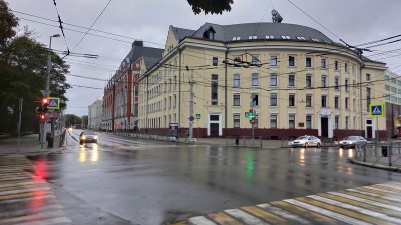 Раннее утро, город спит, ул. Театральная