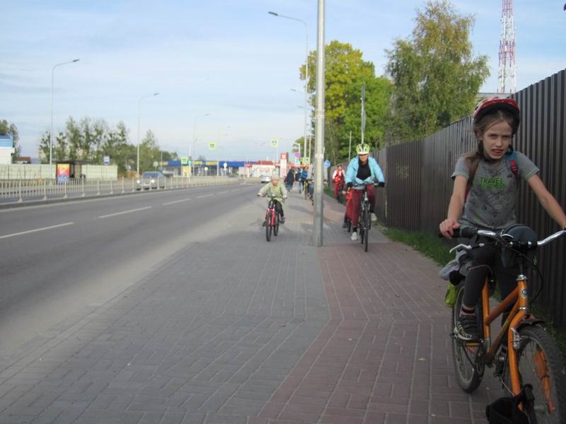 Едем по велодорожке по ул. Гагарина