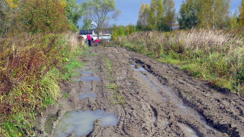 Самый грязный участок на маршруте подразмыло дождями.