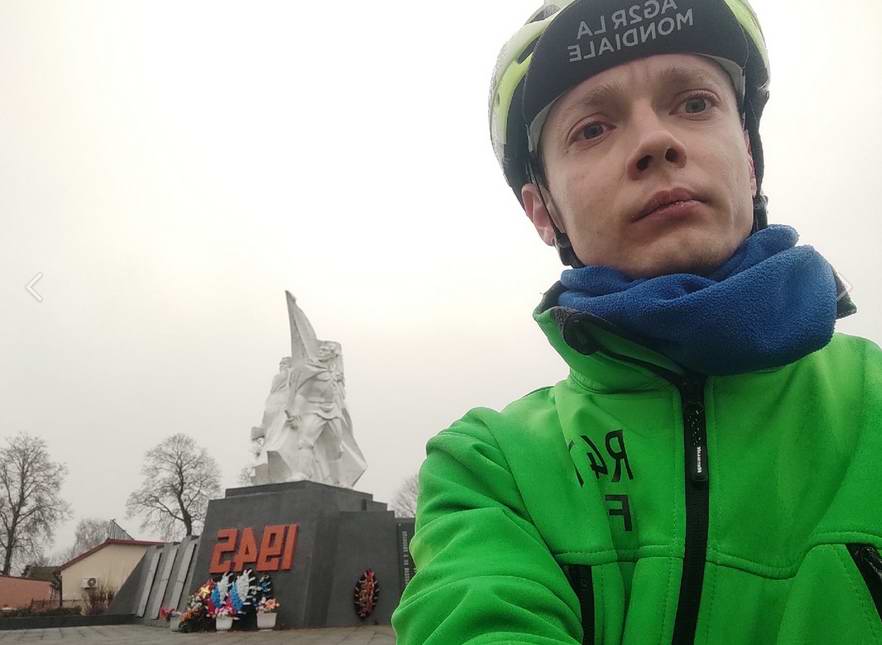 Егор Чижов на фоне памятника в Большаково