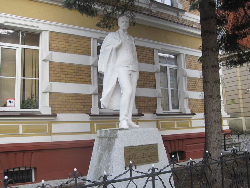 Памятник Чайковского возле городской бани