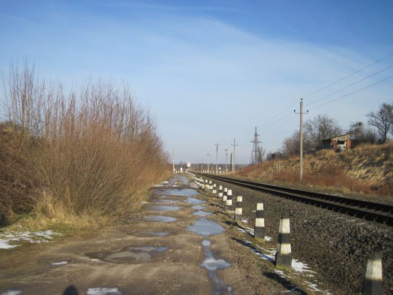 Продолжаем движение вдоль железной дороги