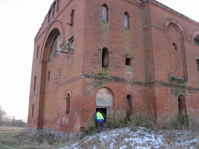 Осмотр кирхи в Канаше