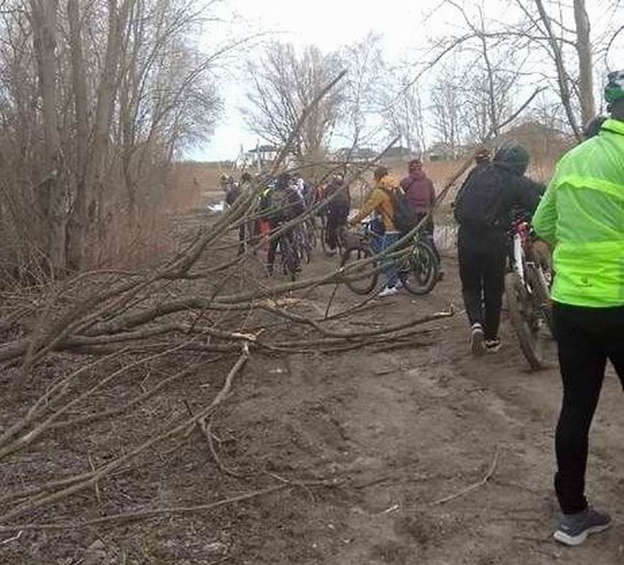 Через 2 км после старта возникла пробка из-за того, что некоторые участники решили спешиться перед лужей