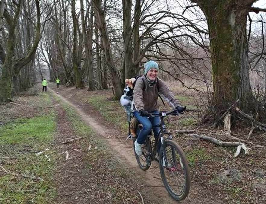 Татьяна Афонина и Агата Горепекина едут по липовой аллее