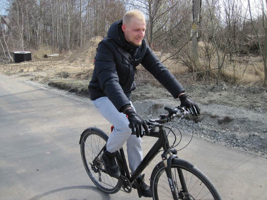 Участник на чёрном велосипеде
