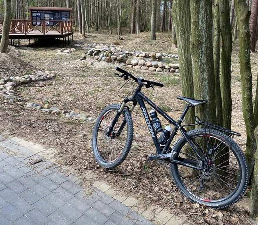 Велосипед Екатерины Кошель возле древнего поселения балтов