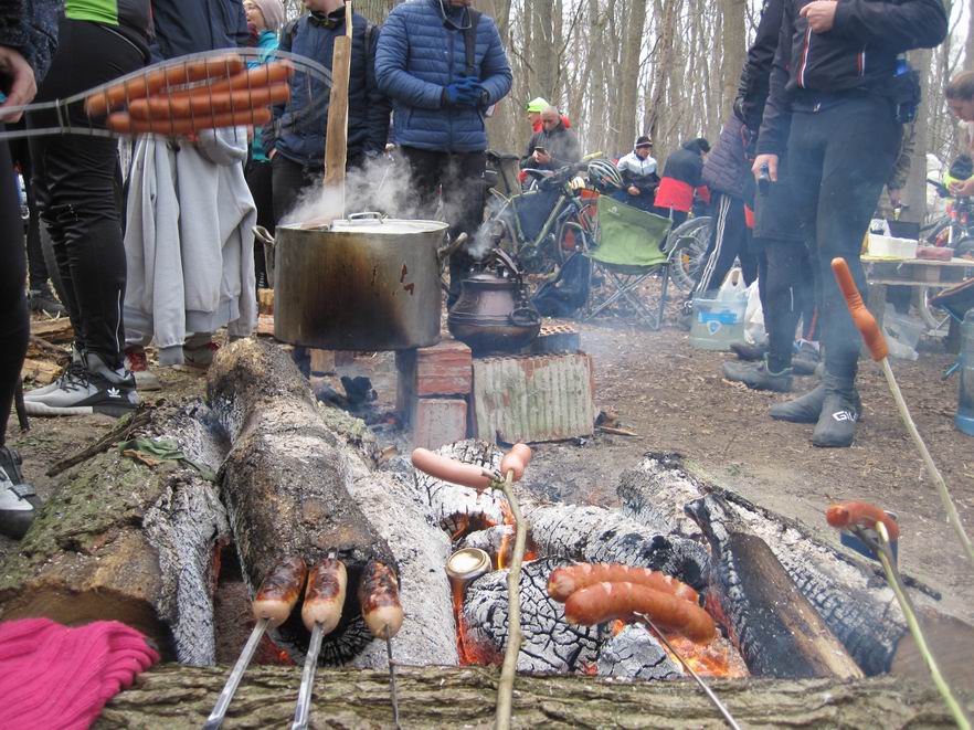 Параллельно жарятся сосиски