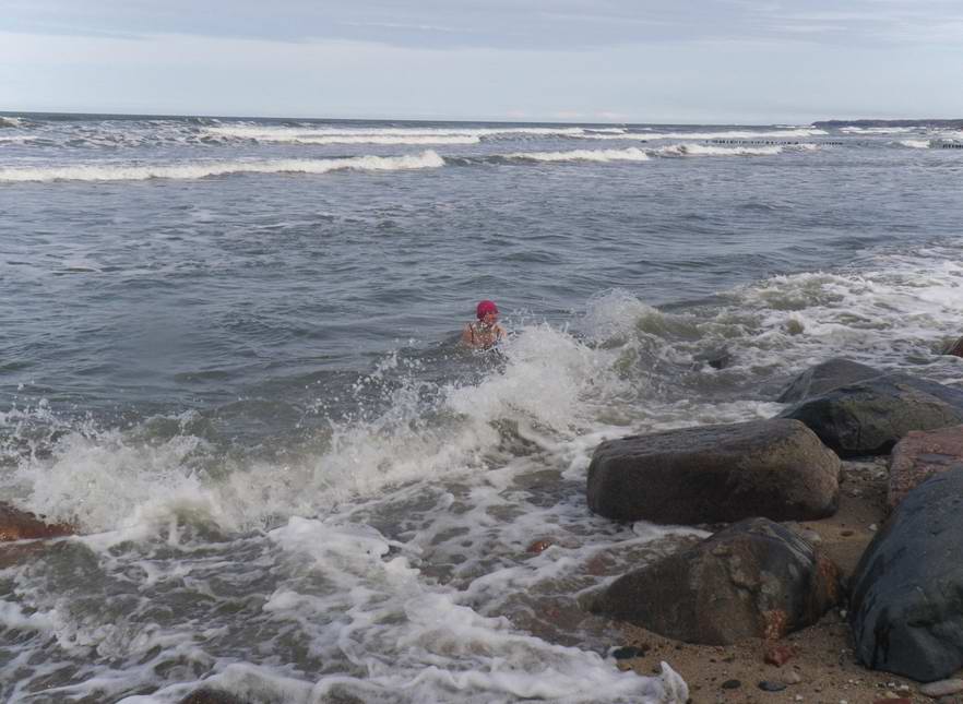 Ольга Соболева купается в море
