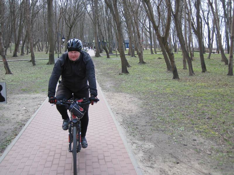 Фёдор Щербина едет по парку