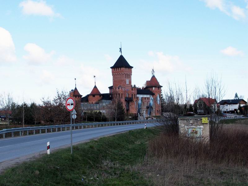 Справа замок Нессельберг.