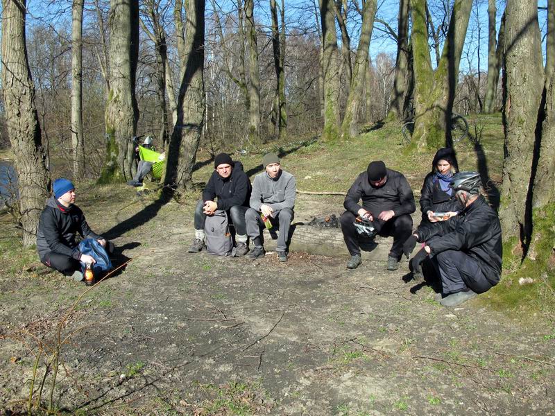 Грустные посиделки без костра.