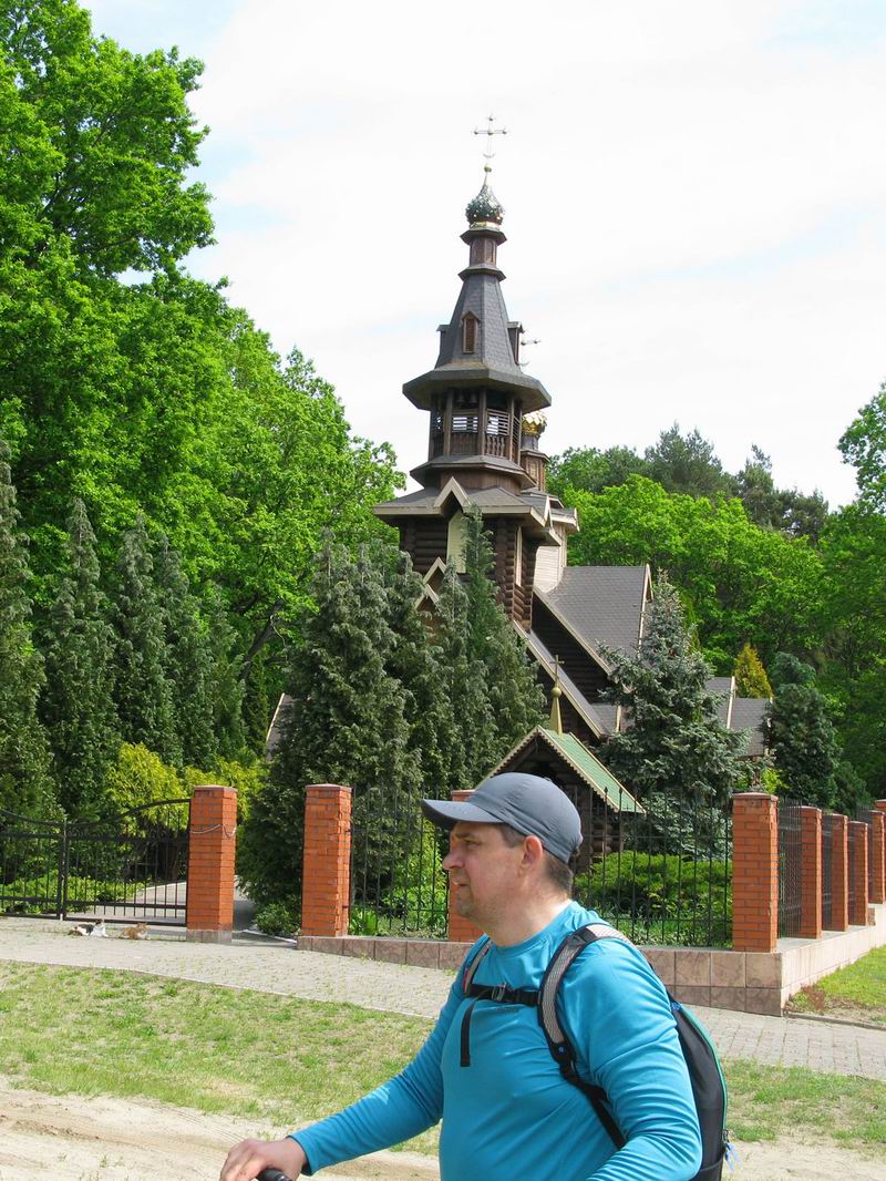 Остановка у деревянной церкви в Береговом, на фото Альберт Колодка.