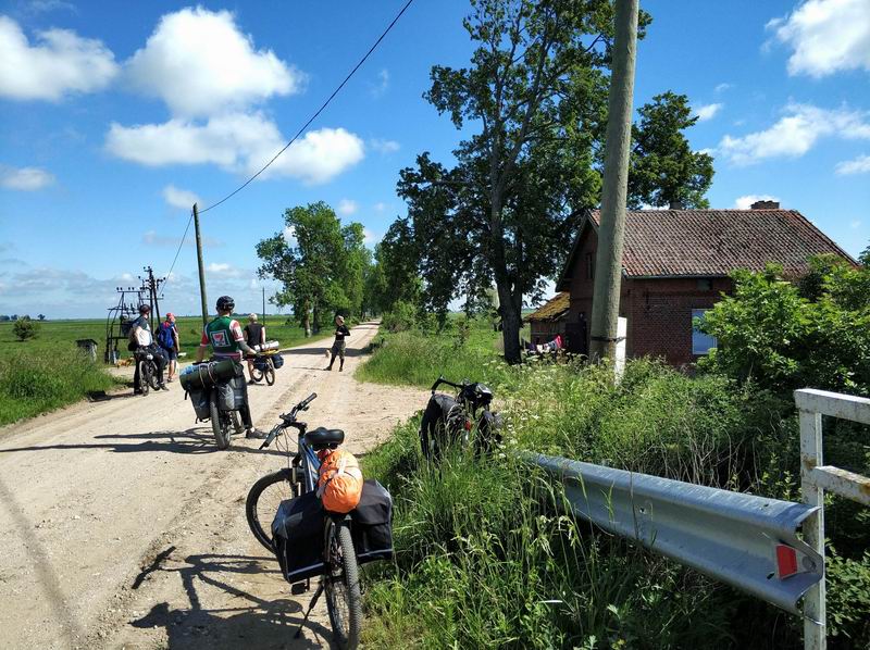 Поворот направо на северную дамбу реки Немонинки